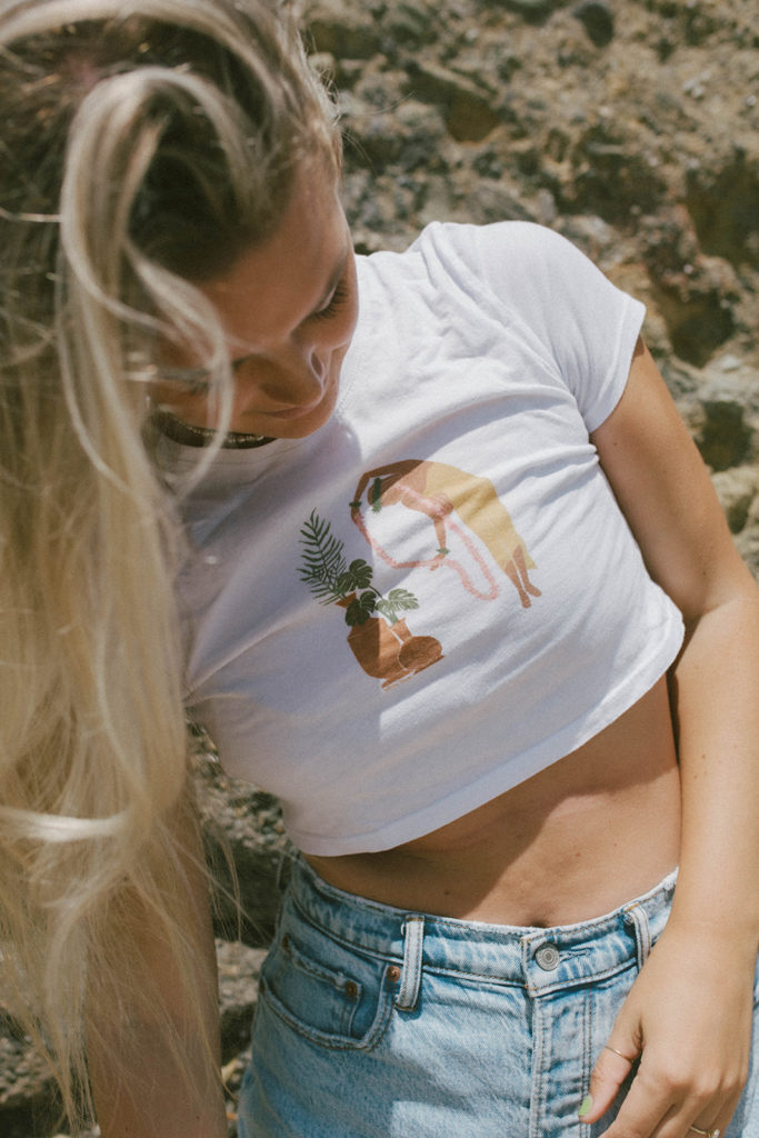 picture of model wearing saltee hawaii's graphic cropped tee