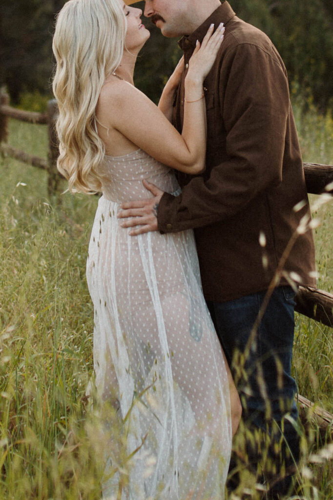 Engagement Session in Knoxville Tennessee. Couple in the field