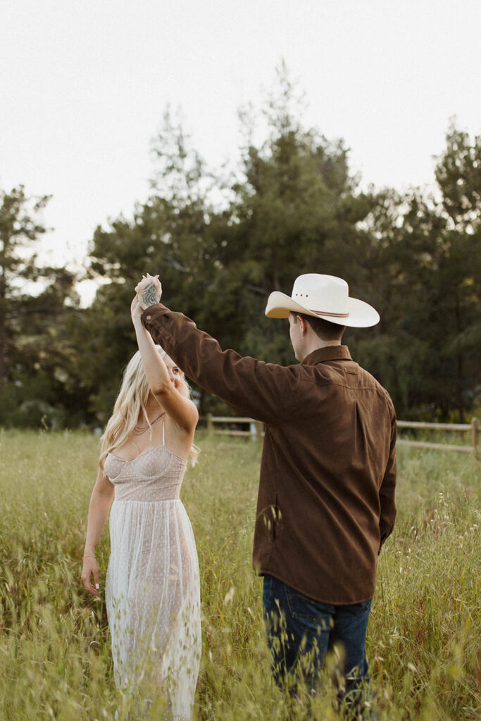 Engagement Session in Knoxville Tennessee. Couple in the field