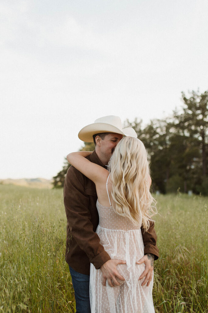 Engagement Session in Knoxville Tennessee. Couple in the field