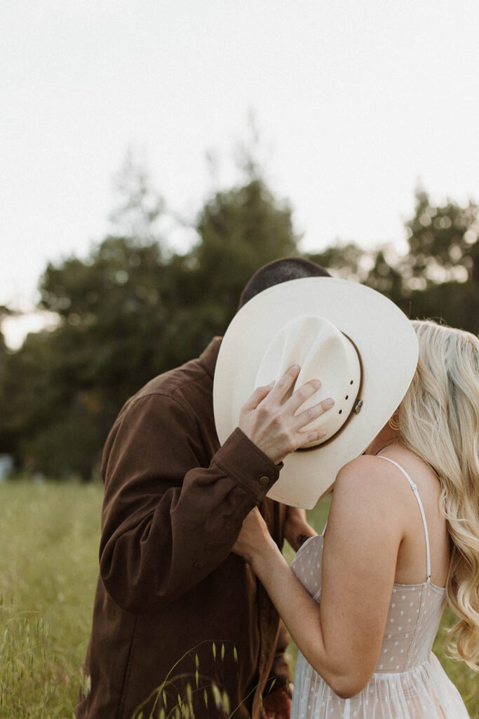 Engagement Session in Knoxville Tennessee. Couple in the field