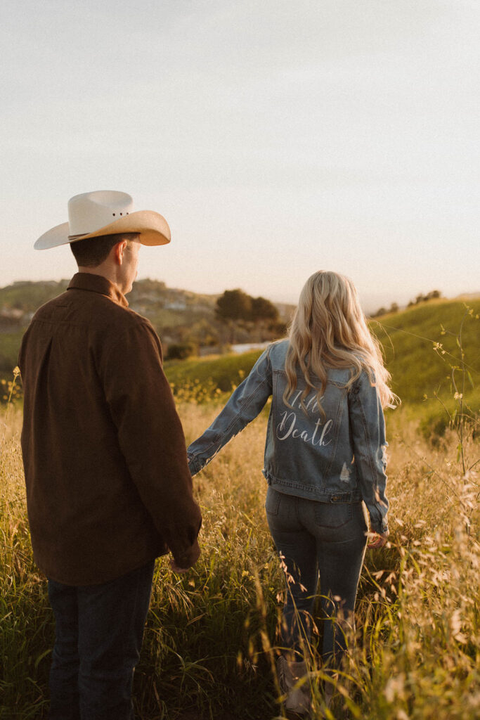 Engagement Session in Knoxville Tennessee. Couple in the field