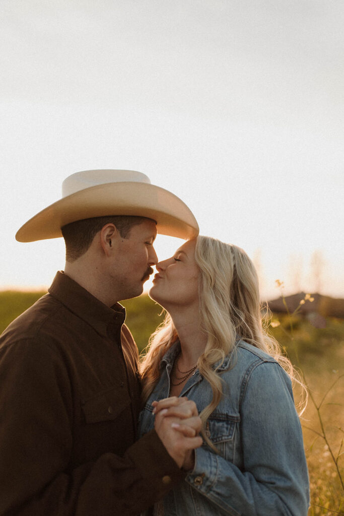 Engagement Session in Knoxville Tennessee. Couple in the field