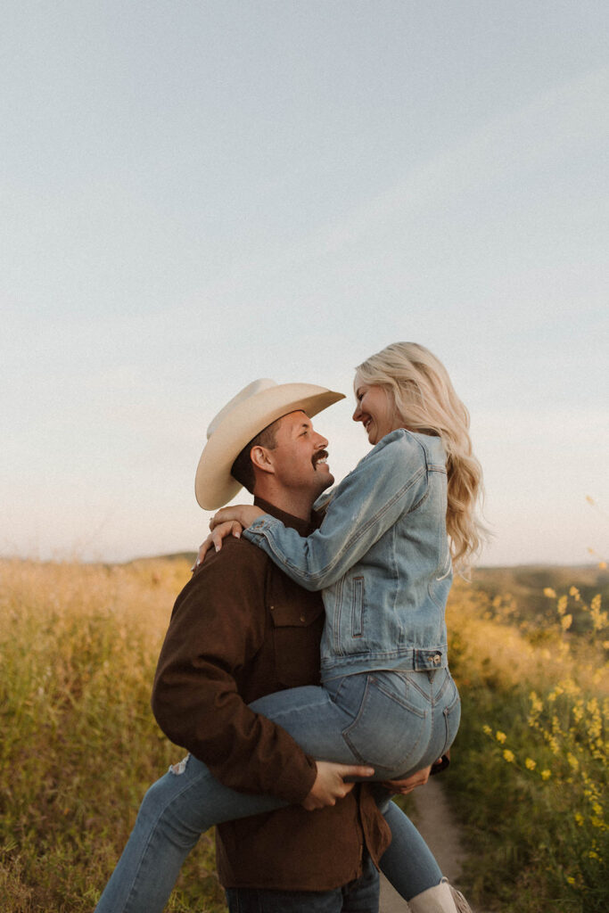 Engagement Session in Knoxville Tennessee. Couple in the field