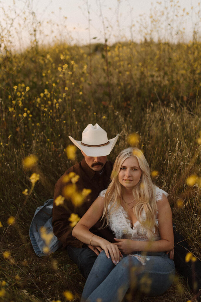 Engagement Session in Knoxville Tennessee. Couple in the field