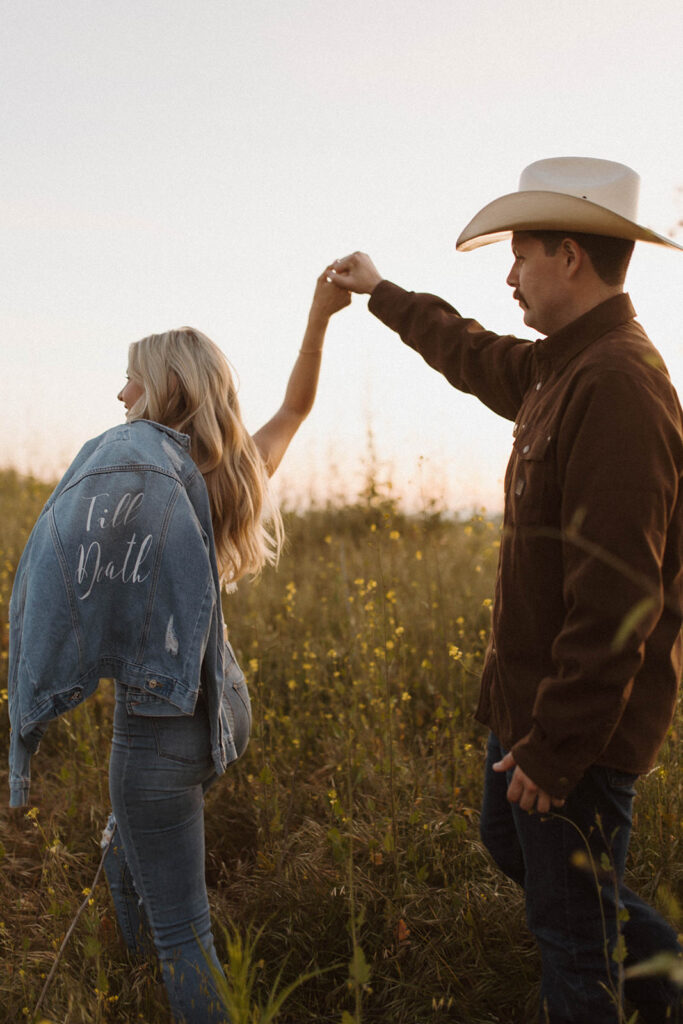 Engagement Session in Knoxville Tennessee. Couple in the field