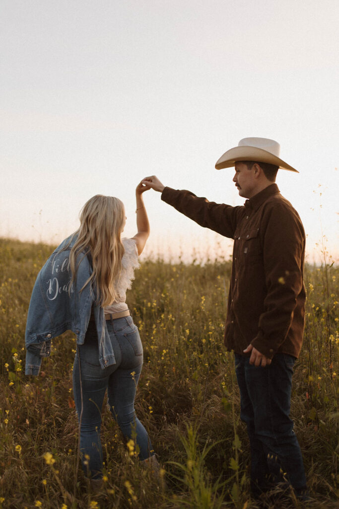 Engagement Session in Knoxville Tennessee. Couple in the field